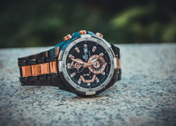 How to Transition from Day to Night with One Watch
