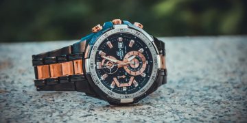 How to Transition from Day to Night with One Watch